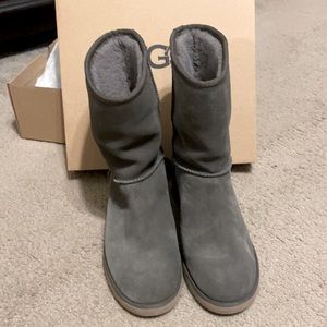 Classic Femme Short UGG boot.
